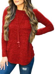 Maglia rossa a maniche lunghe da donna, abbinata a jeans strappati e collana lunga. Look casual e alla moda per l'autunno.