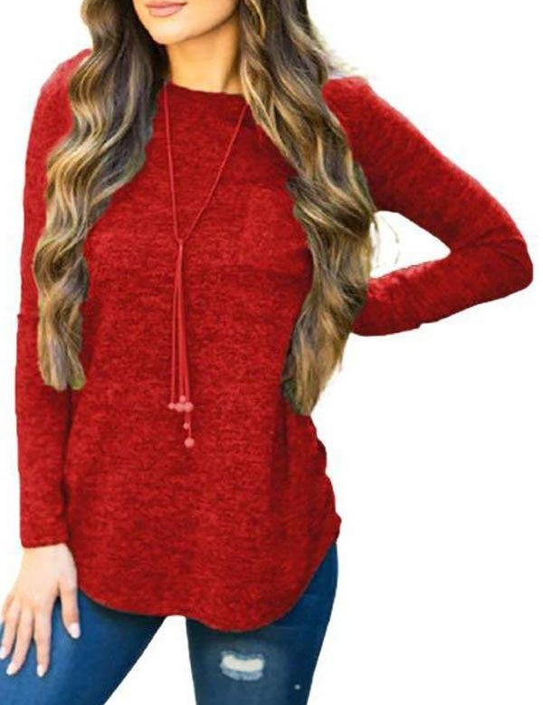 Maglia rossa a maniche lunghe da donna, abbinata a jeans strappati e collana lunga. Look casual e alla moda per l'autunno.