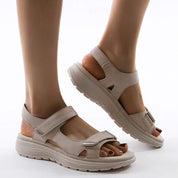 Sandali beige da donna con suola spessa, chiusura a strappo, design casual e confortevole. Ideali per passeggiate estive e look quotidiani.