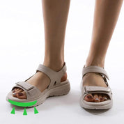 Sandali ortopedici beige da donna con chiusura a strappo, suola antiscivolo e design ergonomico per comfort e supporto. Ideali per camminate estive.