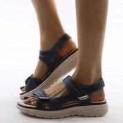 Sandali da donna blu scuro con cinturino regolabile, suola antiscivolo beige, design comodo e casual, ideali per l'estate e passeggiate.