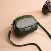 Borsa a tracolla verde in pelle sintetica, design compatto, chiusura con zip, ideale per moda donna, accessorio elegante e versatile.