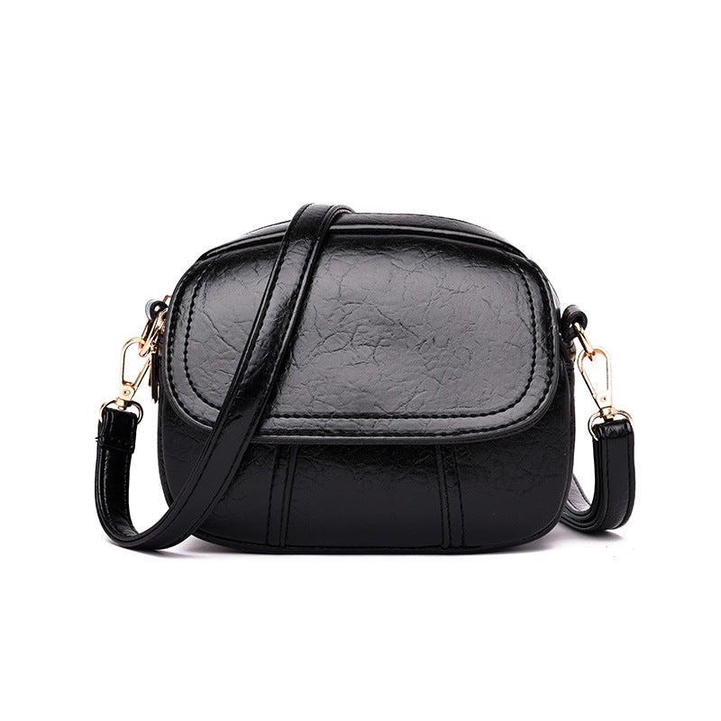 Borsa a tracolla in pelle nera, design elegante e compatto, con chiusura a zip e dettagli dorati. Accessorio moda donna, ideale per ogni occasione.