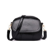 Borsa a tracolla in pelle nera, design elegante e compatto, con chiusura a zip e dettagli dorati. Accessorio moda donna, ideale per ogni occasione.