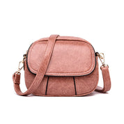 Borsa a tracolla in pelle rosa, design elegante e compatto, con chiusura a zip e dettagli in metallo dorato. Accessorio moda donna.