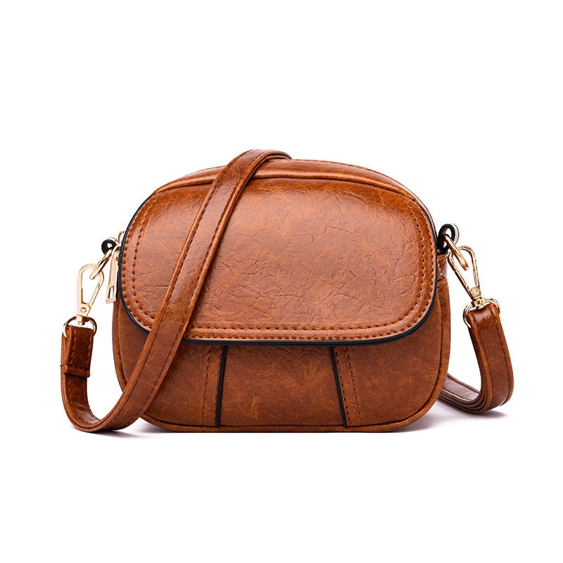 Borsa a tracolla in pelle marrone, design compatto, chiusura con zip, ideale per moda donna, accessorio elegante e versatile per ogni occasione.