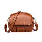 Borsa a tracolla in pelle marrone, design compatto, chiusura con zip, ideale per moda donna, accessorio elegante e versatile per ogni occasione.