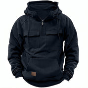 Felpa nera con cappuccio, tasche frontali e zip, design casual e sportivo, ideale per l'autunno e l'inverno. Abbigliamento uomo alla moda.