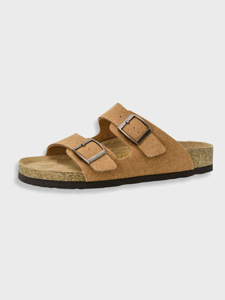 Sandalo in pelle scamosciata marrone chiaro con doppia fibbia regolabile, suola in sughero e gomma. Calzatura estiva comoda e alla moda.